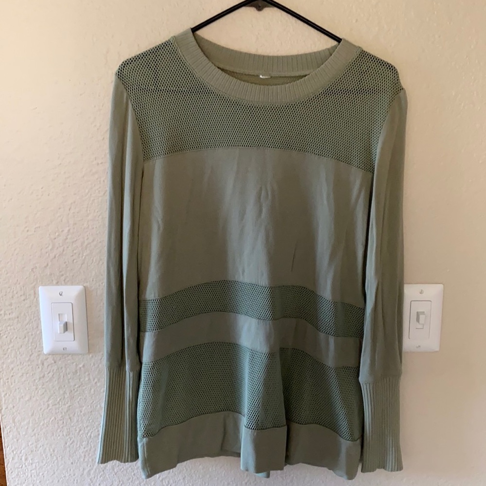 Alo yoga lightweight top with mesh panels